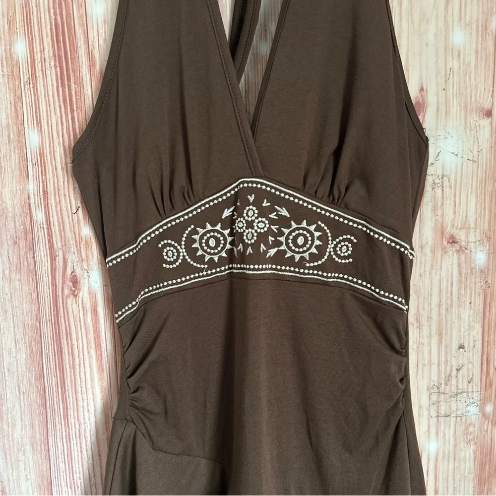 Romwe Brown The White Lotus Embroidered Tiered Hem Halter Mini Dress Sz XS - Picture 5 of 11